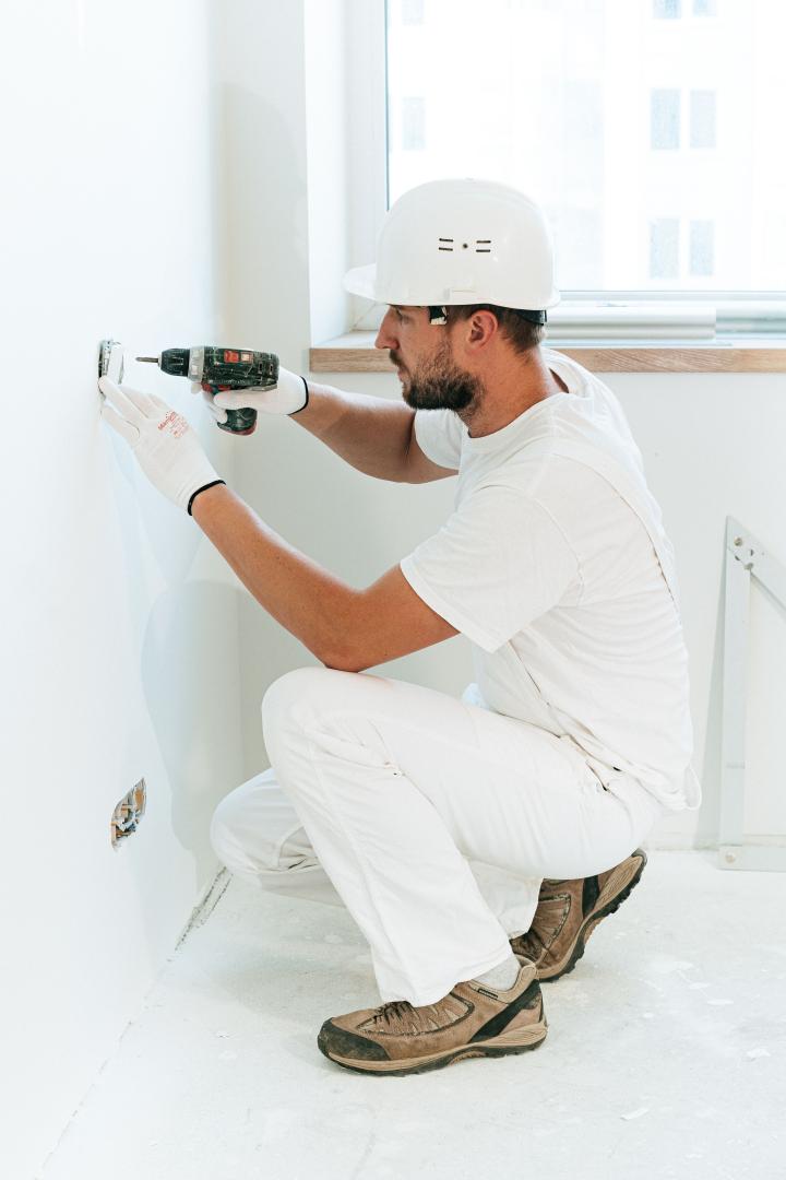 Cum identifici cablurile electrice &icirc;nainte să găurești un perete